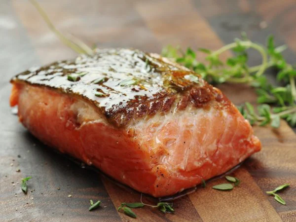 Salmón con Mantequilla de Pimienta Verde: Receta Gourmet en Sartén de Hierro Fundido 🐟